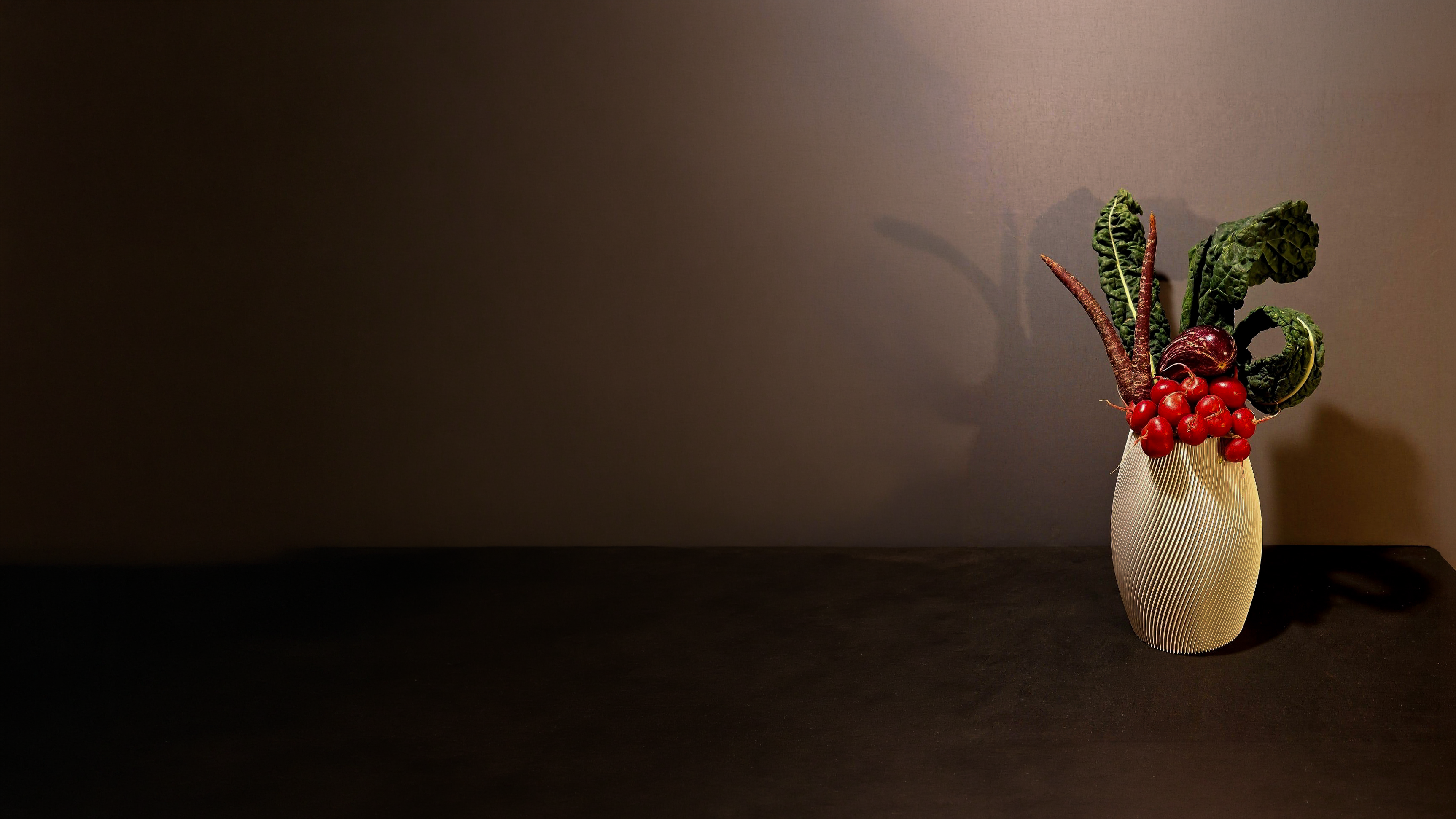 Moderne Vase minimalistisch dekoriert mit Radieschen, Karotten und Grünkohl