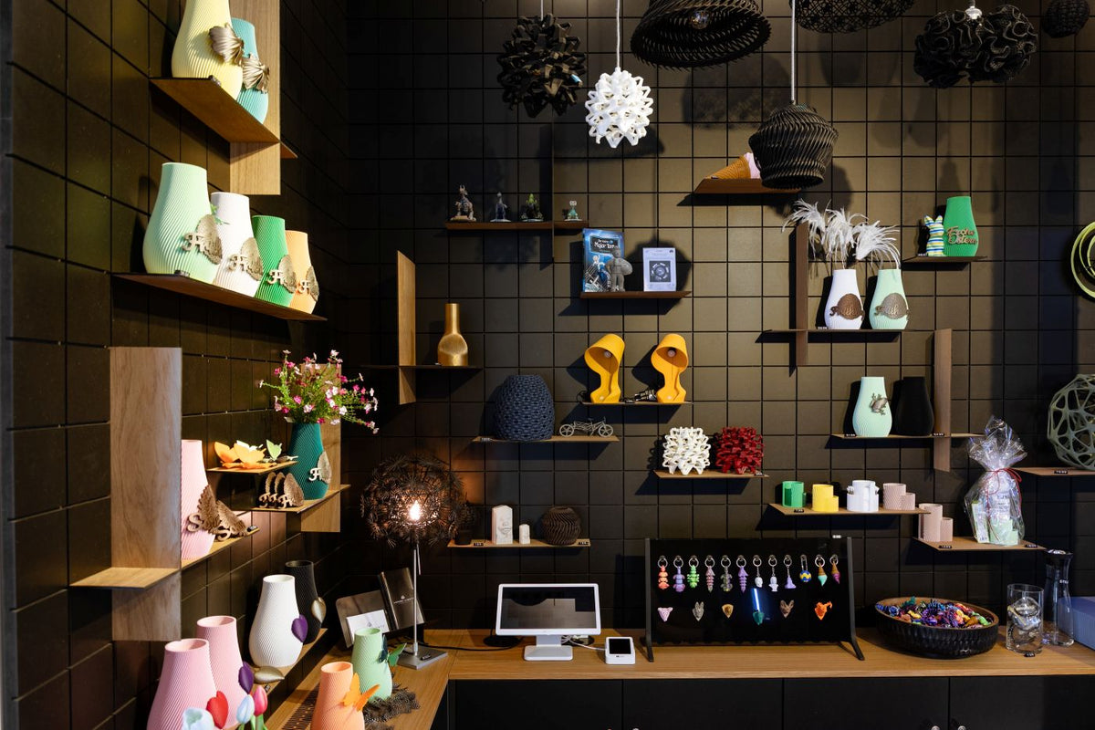Showroom-Ecke in der Gläsernen 3D Fabrik Leipzig mit Vasen, Leuchten und kleinen Designobjekten