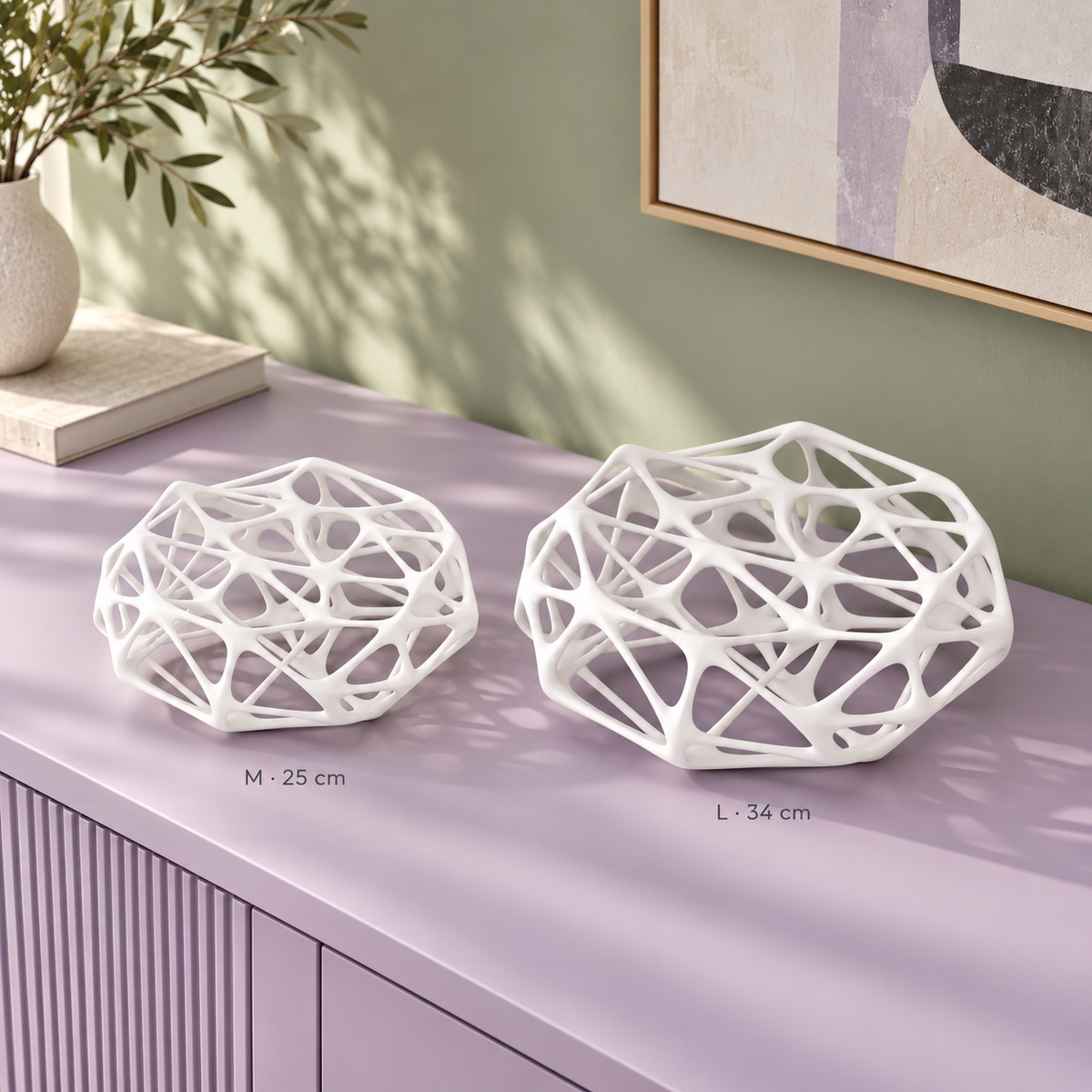 Dekoschale in Weiß, Größe M (25 cm) und L (34 cm) nebeneinander auf einem Sideboard
