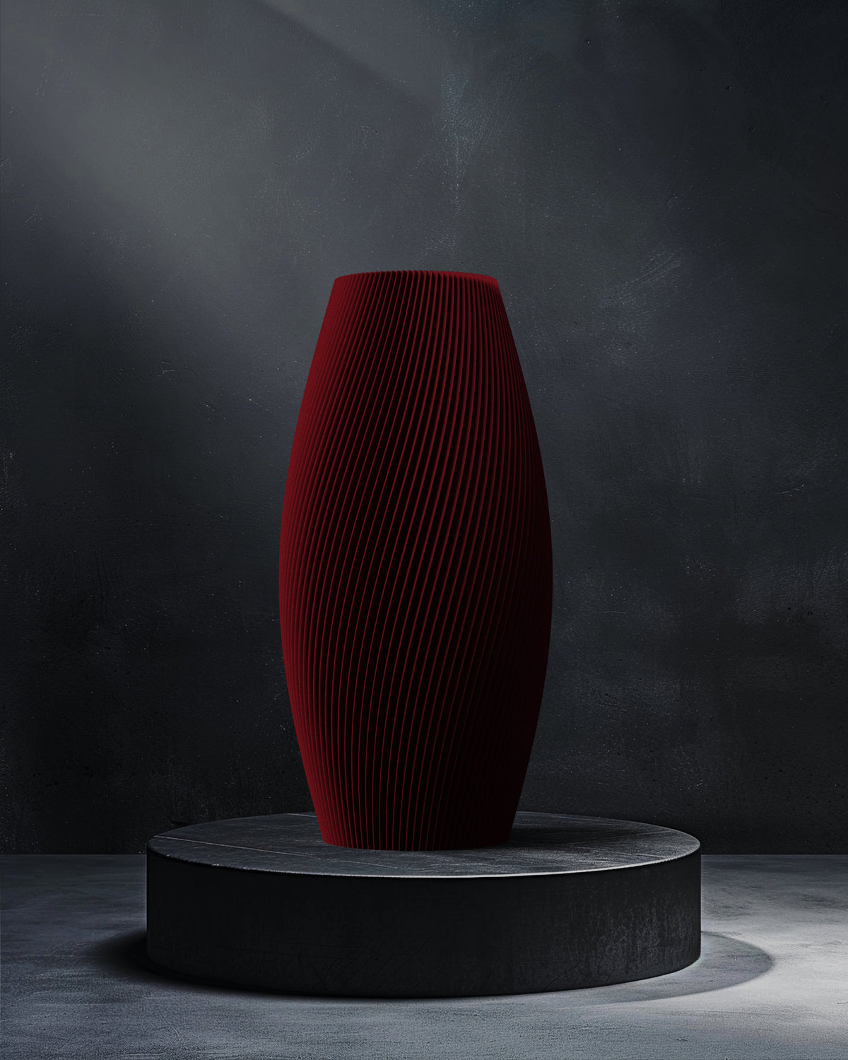 Hohe Designvase Wave Flow Tall in Rubin auf einem dunklen Podest