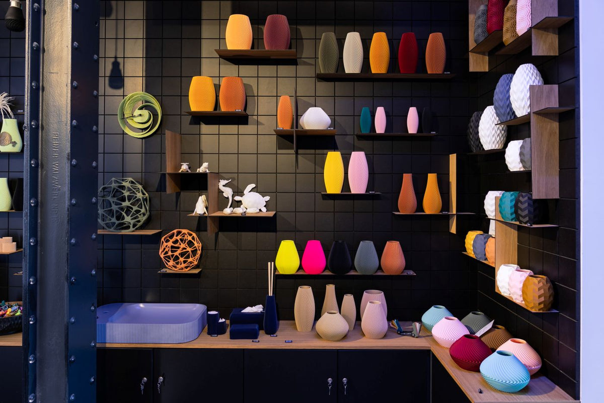 Showroom von Layers & Lights in der Gläsernen 3D Fabrik Leipzig: Regalwand mit bunten Vasen, Dekoschalen und Accessoires